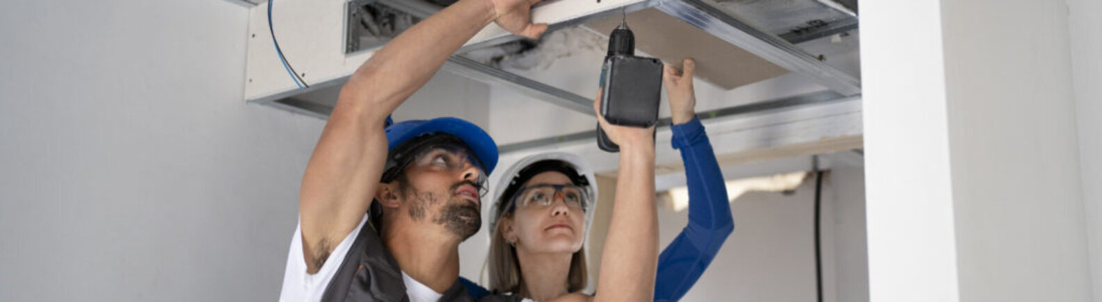 medium-shot-people-wearing-safety-helmets